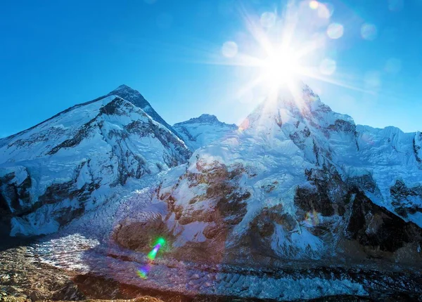 Morgensonne Über Mount Everest Lhotse Und Nuptse Vom Pumo Basislager — Stockfoto