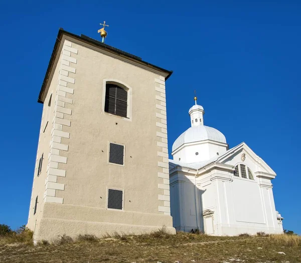 圣希尔或斯瓦季科佩切克与圣 塞巴斯蒂安教堂 从酒窖镇在捷克共和国的视图 — 图库照片