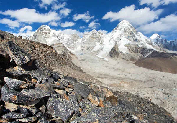 プモリ山 パスタル山 クムブ氷河 ネパールヒマラヤ山脈 — ストック写真