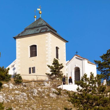 Kutsal tepe veya Saint Sebastian Şapel ile Svaty Kopecek Çek Cumhuriyeti Mikulov kasabasından görünümü