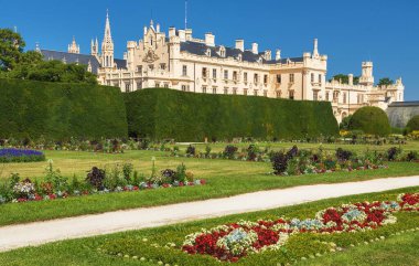 Lednice Şatosu 'nun bahçeleri Neo-Gotik veya Tudor Gotik mimarisi, Lednice ve Valtice bölgesi, Güney Moravya, Çek Cumhuriyeti