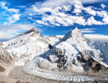 Everest Dağı, Lhotse Dağı ve Nuptse Pumori merkez kampından gökyüzünde güzel bulutlar, Everest Dağı ana kampı, Khumbu vadisi, Sagarmatha ulusal parkı, Nepal Himalayas dağları