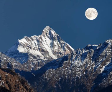 Nanda Devi Dağı, aylı gece manzaralı, Hintli Himalaya 'nın en iyi atlarından biri, Joshimath Auli, Uttarakhand, Hindistan' dan görüldü.