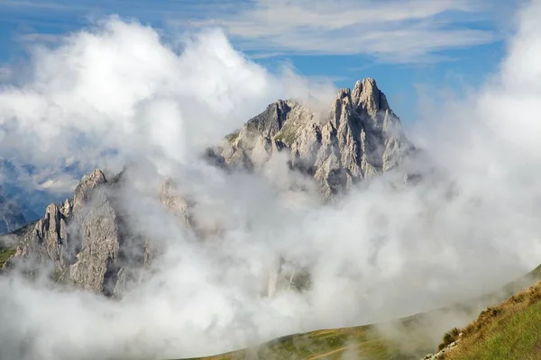Dolomites Mountains Middle Clouds Carnian Alps Mountains Italy — Fotografia de Stock