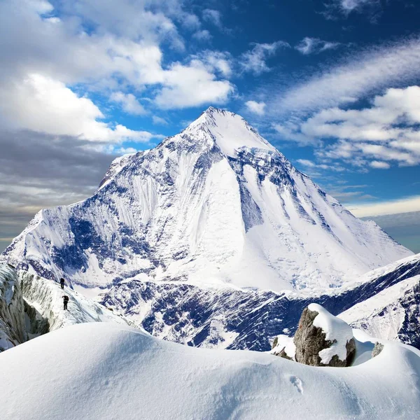 Vrchol Dhaulagiri Sněhovou Závějí Ledovcem Dvěma Horolezci Nepál Himaláje — Stock fotografie