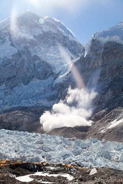 Χιονοστιβάδα Πάγου Που Πέφτει Στον Ήλιο Από Όρος Nuptse Παγετώνα — Φωτογραφία Αρχείου
