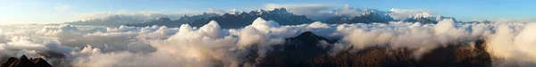 素晴らしいヒマラヤ山脈の夕日のパノラマビューと南麓 ネパールヒマラヤ山脈のパノラマからマカル山の頂上 — ストック写真