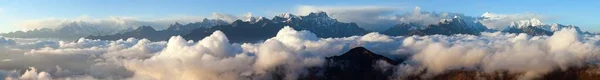 素晴らしいヒマラヤ山脈の夕日のパノラマビューと南麓 ネパールヒマラヤ山脈のパノラマからマカル山の頂上 — ストック写真