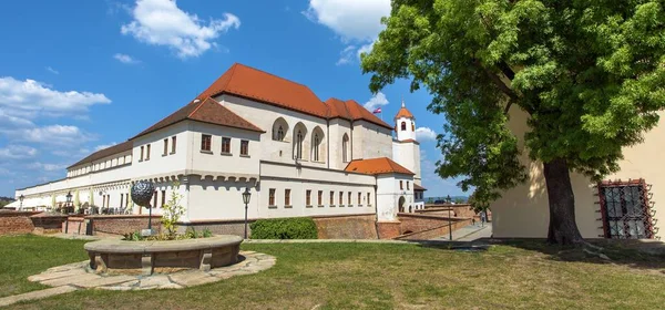 位于捷克共和国莫拉维亚的斯皮尔伯克城堡 是布尔诺市的纪念碑 前边有一棵粉色栗树 图库照片