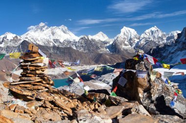 Everest Dağı, Lhotse ve Makalu 'nun Budist dua bayraklarıyla manzarası, Renjo La pass' tan Everest Dağı - Nepal himalaya dağı, Khumbu vadisi