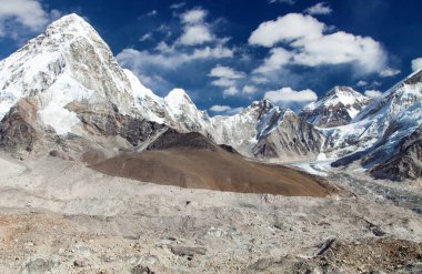Pumori, Changtse, Kala patthar, Khumbu buzulu ve Everest ana kampı, Nepal Himalayas dağları.