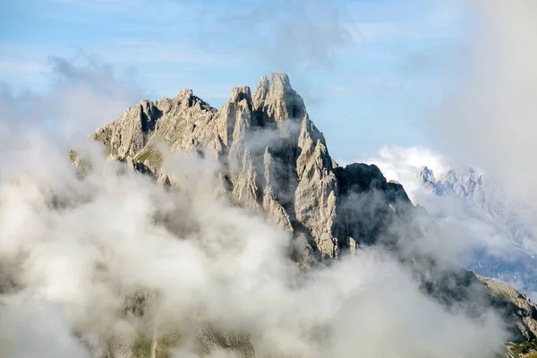 Bulutların Ortasındaki Dolomitler Alp Dağları Talya — Stok fotoğraf