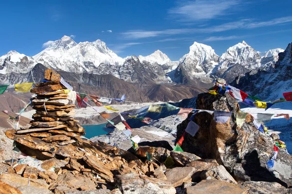 俯瞰珠穆朗玛峰 Lhotse和Makalu 手持佛教祈祷旗 从尼泊尔的Renjo Pass山看到珠穆朗玛峰 Khumbu山谷 — 图库照片