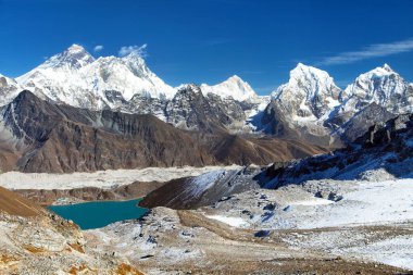 Everest Dağı, Lhotse Dağı, Makalu ve Gokyo Gölü Renjo La Geçidi 'nden Everest Merkez Kampı' na kadar üç geçiş yolu, Khumbu Vadisi, Sagarmatha Ulusal Parkı, Nepal Himalayas Dağları