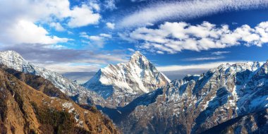 Nanda Devi dağı güzel gökyüzü, Hindistan 'ın en iyi dağlarından biri, Joshimath Auli, Uttarakhand, Hindistan' dan görüldü.