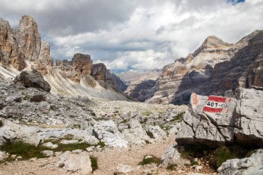 Forcella Travenza 'dan, 401 numaralı patikadan Val Travenza Vadisi' nden ve Tofane grubundaki kaya yüzeyinden, Alp Dolomitleri dağlarından, Fanes Ulusal Parkı, İtalya