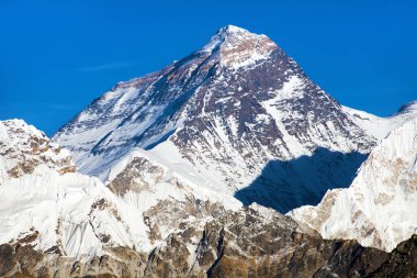 Gokyo Vadisi 'nden Everest' e kadar uzanan Everest Dağı 'nın tepesinde, güney eyeriyle Everest' in ana kampı Nepal Himalayalar 'ın dağları.