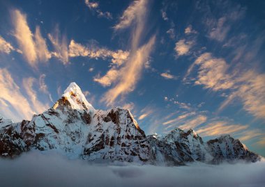 Ama Dablam Dağı 'nın akşam manzarası, gökyüzünde güzel bulutlar, Everest Ana Kampı - Nepal Himalayalar Dağları