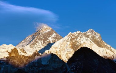 Renjo Geçidi 'nden Everest ve Lhotse Dağı' nın akşam manzarası. Üç geçit ve Everest Dağı ana kamp yürüyüşü, Khumbu vadisi, Solukhumbu, Sagarmatha ulusal parkı, Nepal Himalayalar dağları
