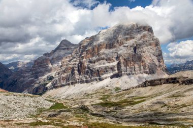Val Vadisi ve Tofane Gruppe 'deki kaya yüzeyi, Tofana de Rozes Dağı, Dolomitler Dağı, Fanes Milli Parkı, İtalya