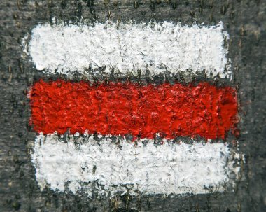 Kırmızı turist ya da yürüyüş yolu işaretleri ağaç gövdesinde