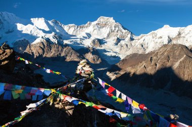 Mount Gyachung Kang ile dua bayrakları Cho Oyu, Cho Oyu Merkez kamp, Gokyo Vadisi, Sagarmatha Milli Parkı, Khumbu Vadisi, Nepal için way yakınındaki 7952 m için Gokyo RI görüntüleyin