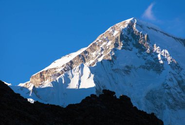 Cho Oyu Dağı 'nın zirvesi, Everest Bölgesi, Sagarmatha Ulusal Parkı, Khumbu Vadisi, Nepal Himalayaları Dağları' na giden yol.