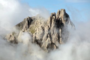 Bulutların ortasındaki Dolomitler, Alp Dağları, İtalya