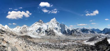 Everest Dağı, himalaya, Kala Patthar 'dan panoramik manzara güzel bulutlu gökyüzü ve Khumbu Buzulları Everest ana kampı, Khumbu vadisi, Sagarmatha ulusal parkı, Nepal