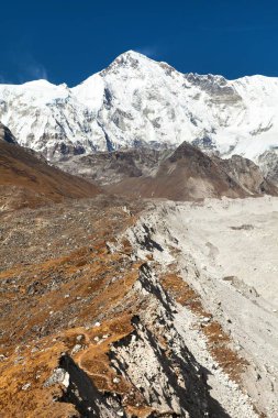 Cho Oyu Dağı ve Ngozumba Buzulu - Cho Oyu ana kampına giden yol - Everest bölgesi, Sagarmatha ulusal parkı, Khumbu vadisi, Nepal Himalayalar dağları