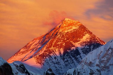 Gün batımı Everest Dağı görünümünden Renjo pass akşam. Üç geçer ve Mt Everest Ana kampı trek, Khumbu Vadisi, Solukhumbu, Milli Parkı: Sagarmatha, Nepal Himalayalar dağlar