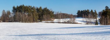 Bohem ve Moravya dağ manzarası, kış panoramik manzarası, Velke Mezirici kasabası yakınlarındaki karlı manzara,
