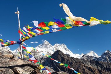 Everest Dağı, Lhotse Dağı ve Makalu Zirvesi Gokyo Ri zirvesi, Khumbu vadisi, Nepal Himalayaları dağlarından gelen Budist dua bayraklarıyla çevrilidir.