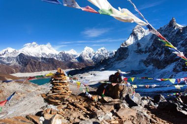 Everest Dağı, Lhotse ve Makalu 'nun Budist dua bayraklarıyla manzarası, Renjo La pass' tan Everest Dağı - Nepal himalaya dağı, Khumbu vadisi