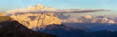 Pelmo Dağı 'nın akşam manzarası, Güney Tyrol, Alpler Dolomitler, İtalya 