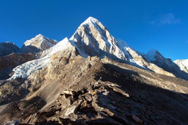 Kala Patthar 'ın tepesinde akşam manzarası ve Gorak Shep köyü, Khumbu vadisi, Sagarmatha ulusal parkı, Nepal Himalaya dağı yakınlarındaki Pumo Ri dağı.