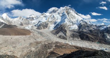 Everest ve Nuptse dağlarının panoramik manzarası gökyüzünde güzel bulutlar, Khumbu vadisi ve buzulu, Sagarmatha ulusal parkı, Nepal Himalayaları dağları
