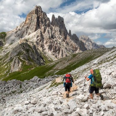 Cima Ambrizzola ve Croda da Lago ile üç yürüyüşçü, Alp Dolomitleri dağları, İtalya