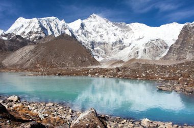 Cho Oyu Dağı 'nın güzel panoramik manzarası ve Cho Oyu ana kampı, Sagarmatha ulusal parkı, Gokyo vadisi, Khumbu vadisi, Nepal Himalayaları dağları.