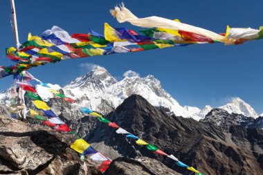Everest Dağı, Lhotse Dağı ve Makalu Zirvesi Gokyo Ri zirvesi, Khumbu vadisi, Nepal Himalayaları dağlarından gelen Budist dua bayraklarıyla çevrilidir.