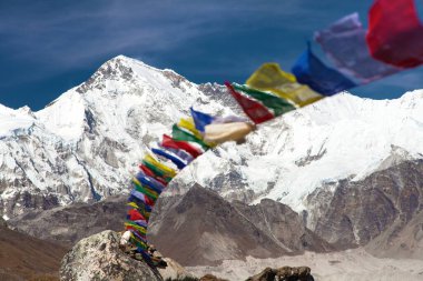 Cho Oyu Dağı bayraklarıyla Cho Oyu Dağı, Gokyo Vadisi, Everest Bölgesi, Sagarmatha Ulusal Parkı, Khumbu Vadisi, Nepal 
