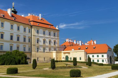 Valtice 'deki barok şatosu, sarayın önü, Lednice ve Valtice bölgesi, Güney Moravya, Çek Cumhuriyeti