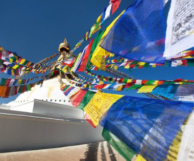 Boudha, Bodhnath veya Boudhanath dua bayraklarıyla, Katmandu şehrinin en büyük Budist budisti, Nepal 'deki Budizm