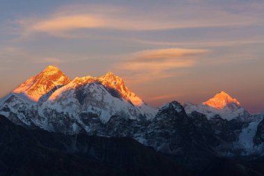 Gün batımı görünümünden Renjo pass Everest Dağı, Lhotse ve Makalu akşam. Üç geçer ve Mt Everest Ana kampı trek, Khumbu Vadisi, Solukhumbu, Milli Parkı: Sagarmatha, Nepal Himalayalar dağlar