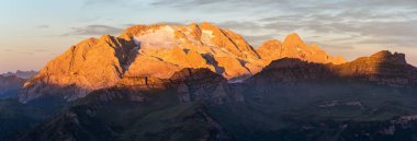 Marmolada Dağı 'nın sabah panoramik manzarası, Güney Tyrol, Alpler Dolomitler, İtalya