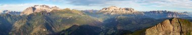 Marmolada Dağı 'nın sabah panoramik manzarası ve Sella Dağı, Güney Tyrol, Alpler Dolomite Dağları, İtalya