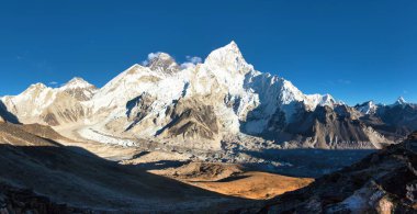 Akşam batımı manzarası Everest, Pumori tepesi ve Nuptse dağı Kala Patthar, Khumbu vadisi, Sagarmatha ulusal parkı, Nepal Himalayas dağlarından güzel mavi gökyüzü.