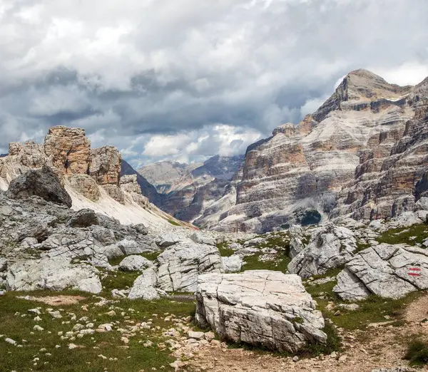 Forcella Travenza 'dan, 401 numaralı patikadan Val Travenza Vadisi' nden ve Tofane grubundaki kaya yüzeyinden, Alp Dolomitleri dağlarından, Fanes Ulusal Parkı, İtalya