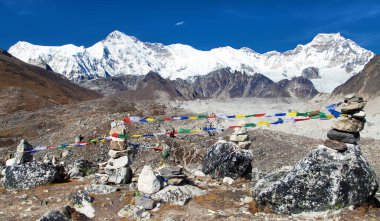 Cho Oyu Dağı bayraklarıyla Cho Oyu Dağı, Gokyo Vadisi, Everest Bölgesi, Sagarmatha Ulusal Parkı, Khumbu Vadisi, Nepal