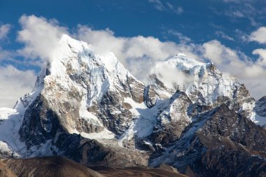 Arakam Tse, Cholatse ve Tabuche Zirveleri bulutların ortasında Everest 'teki ana kampa doğru ilerliyor.